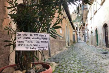Cartello con frase tagliacozzo