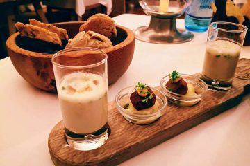 Antipasto con crema di carciofi con crostini di montagna, spalla di manzo fritta su purea di patate e senape