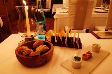 Aperitivo con crema di ricotta alle erbe-sfoglie di carasau-tortino salato-lardo da spalmare