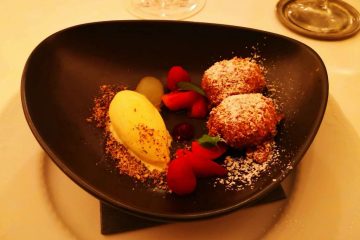 Dessert con semolino con il cuore di nocciola e gelato alla vaniglia