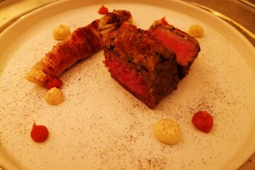Filetto di manzo in crosta di funghi con crema di carote e zenzero accompagnato da ndivia affumicata con speck dell alto adige