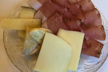 piatto di speck e formaggi misti colazione schlosswirt