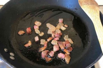 Guanciale in cottura per vignarola